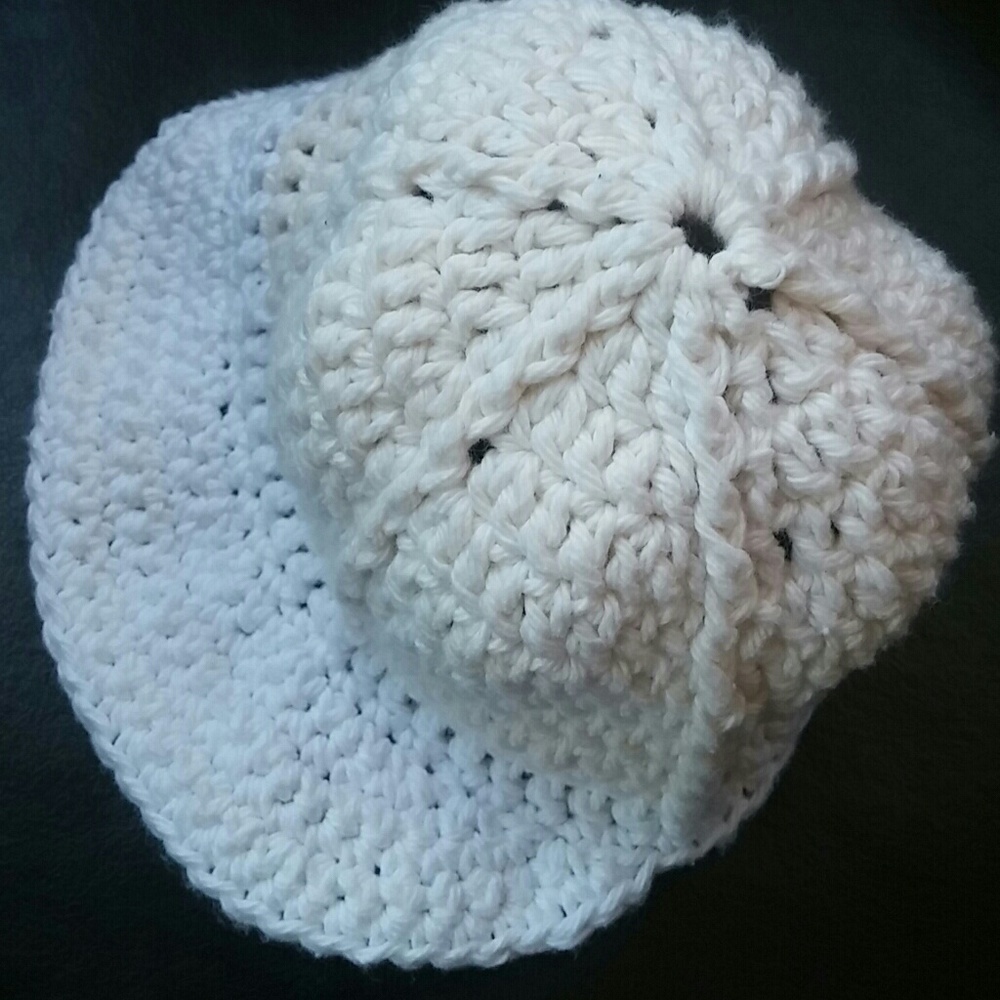 Handmade cotton baby hat 6-9mnths + cream & white